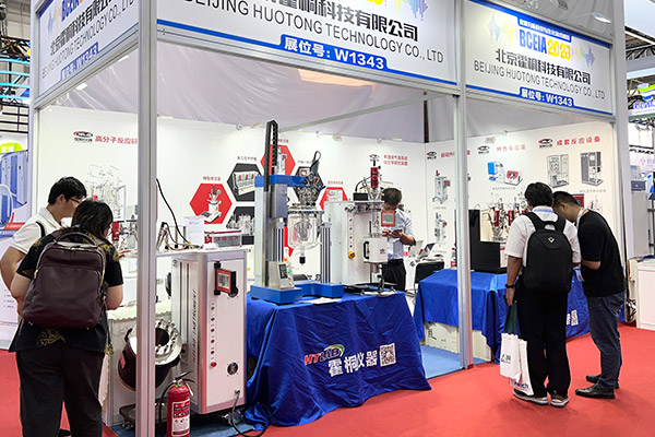 意向客戶仔細咨詢聆聽產(chǎn)品介紹